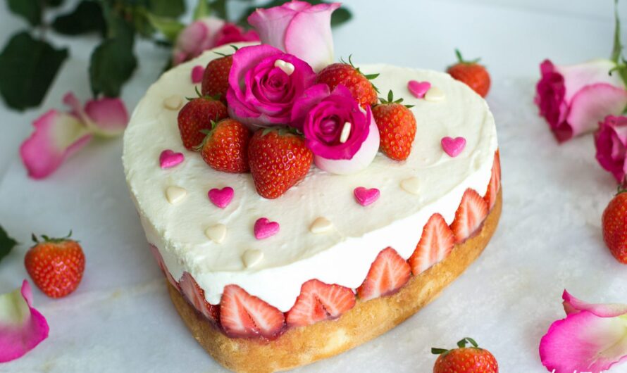 Glutenfreie Torte mit weißer Mousse au Chocolat und Erdbeeren