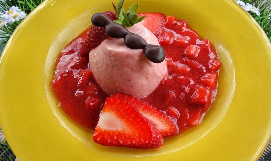 Erdbeer-Joghurtdessert mit frischen Erdbeeren