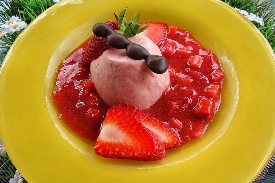 Erdbeer-Joghurtdessert mit frischen Erdbeeren - Weltkuchen