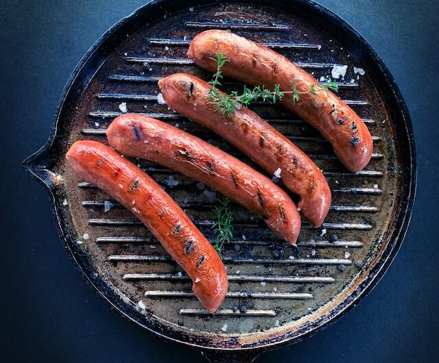 Ofengebratene Wurst und Kartoffeln