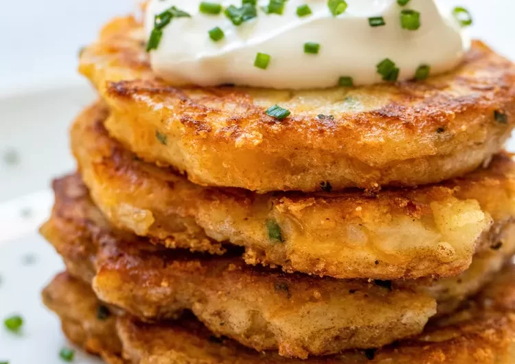 Verwandeln Sie übrig gebliebene Kartoffelpüree in käsig-würzige Pfannkuchen mit einer fluffigen Innenseite und einer knusprigen Außenseite.