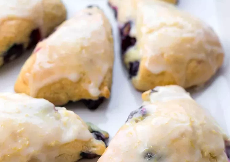 Glasierte Zitronen-Heidelbeer-Scones!