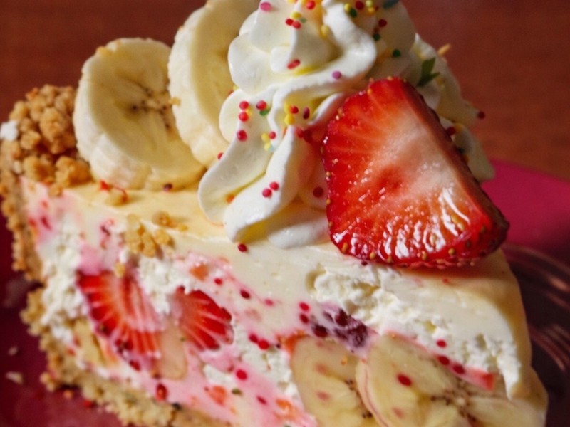 Bananen-Erdbeer-Käsekuchen – cremig, fruchtig und einfach