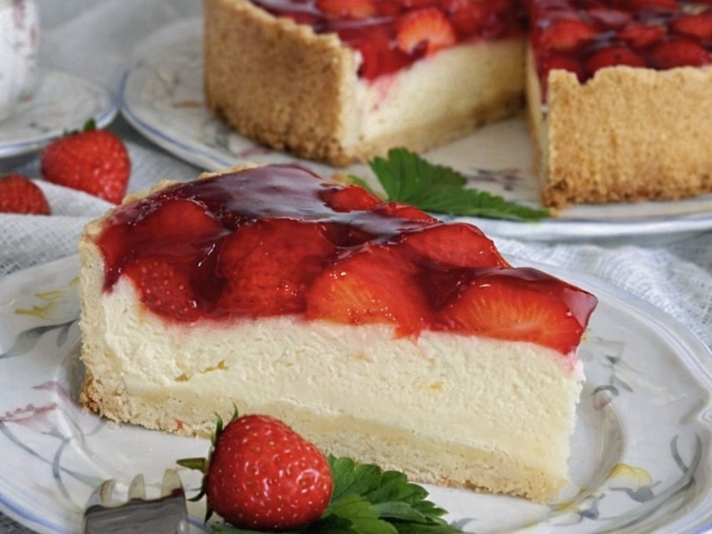 Erdbeer-Kühlschrankkuchen ohne Backen – einfach und cremig