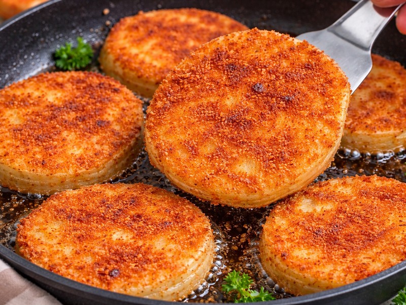 Panierter Kohlrabi mit Kräutersauce – knusprig und einfach